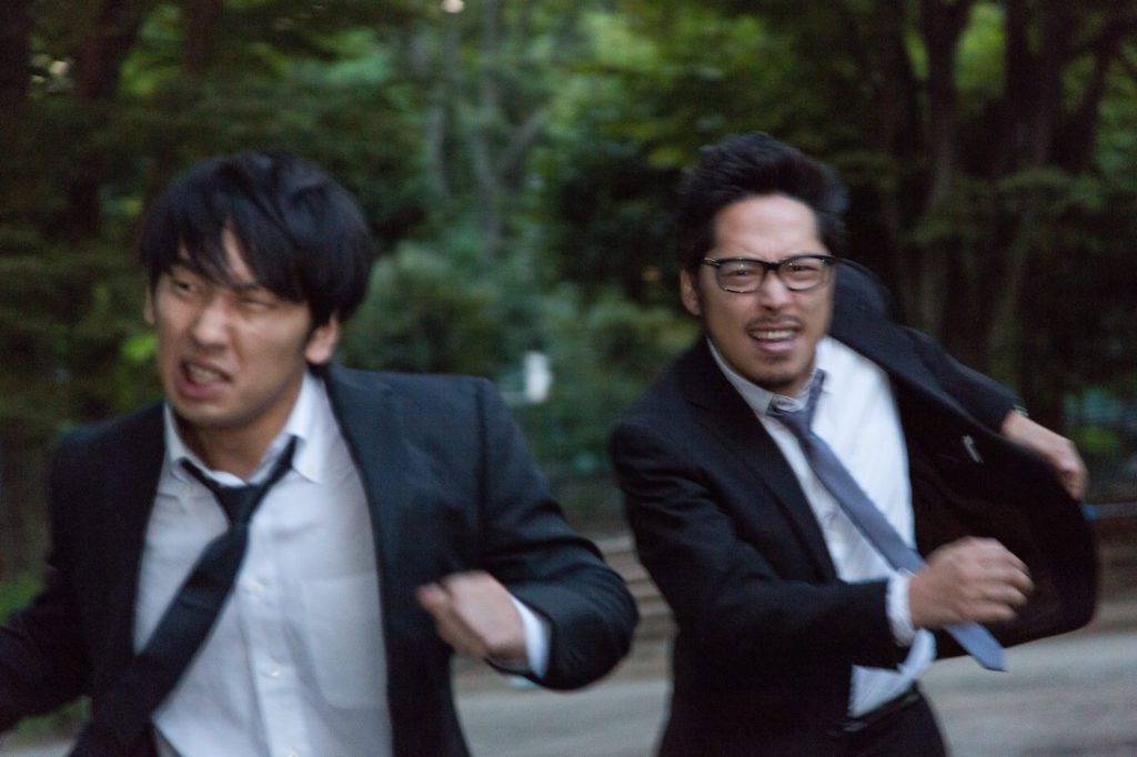 探偵はどうして2人以上で尾行するの？