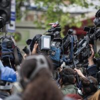 勇気ある性被害の告発者を責めるファンの心理とは