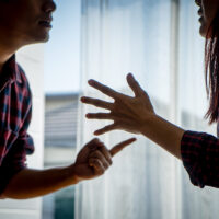 妻の浮気を疑った夫が傷害事件に…感情的になる前にすべき“たった一つのこと”
