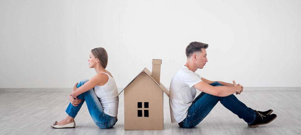 【浮気とお金】借金までして不倫する夫…許せる？許せない？離婚を決意する瞬間