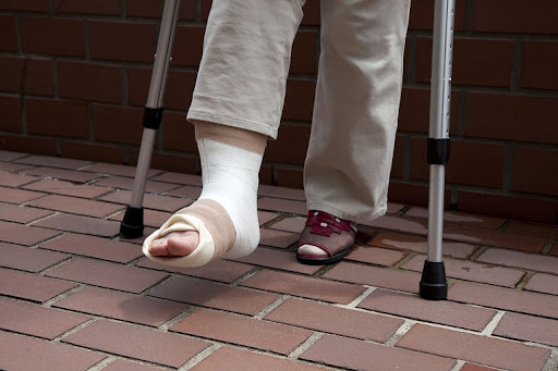 従業員が「勤務中の怪我」で損害賠償請求？——本当に“被害者”なのかを調査するという選択