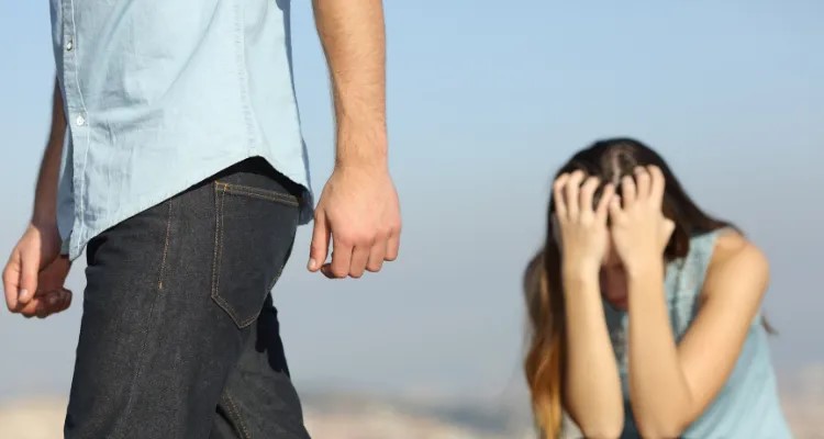 売れない時期を支えたパートナーを手放す心理とその実態