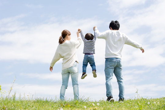 複数の浮気相手男性を同時進行で子供に会わせてしまう母親の心理