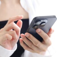 スマホをわざと“無防備”に？――「見せかけの安心感」に潜む浮気の罠