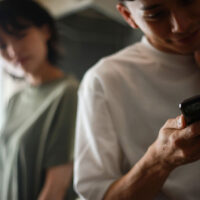 単身赴任中の浮気が急増|週末の帰省が減ったら要注意!探偵が教える見抜き方と調査のタイミング