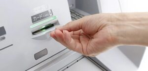 お金がなくても浮気できる人の特徴　「金欠浮気」と「借金浮気」の危険性