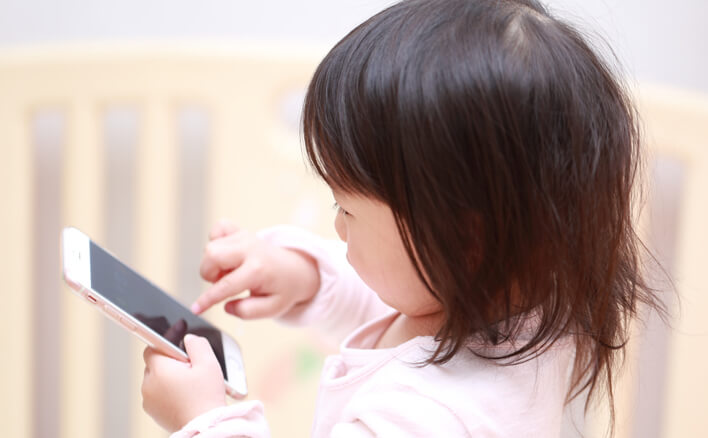 子どもに貸したスマホが“きっかけ”で浮気が発覚するケースが多い理由と、やってはいけないこと