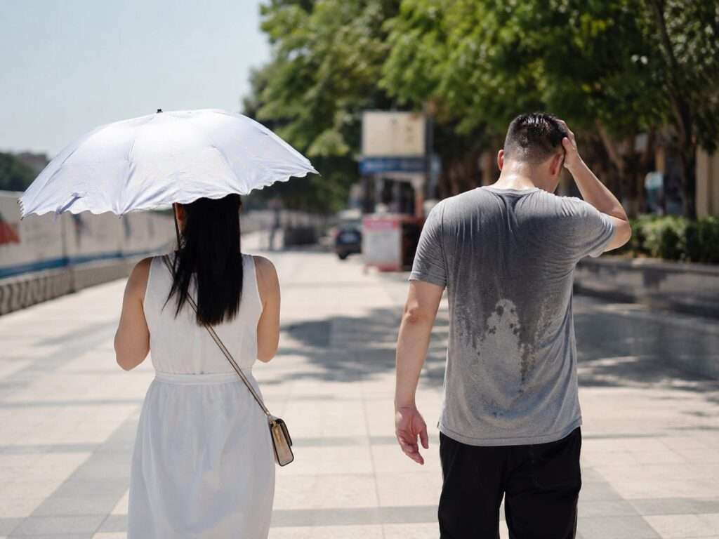 【柏市・流山市の浮気調査】暑すぎる残暑、コンビニやスーパーからラブホテルへ直行する不倫カップルが増加？